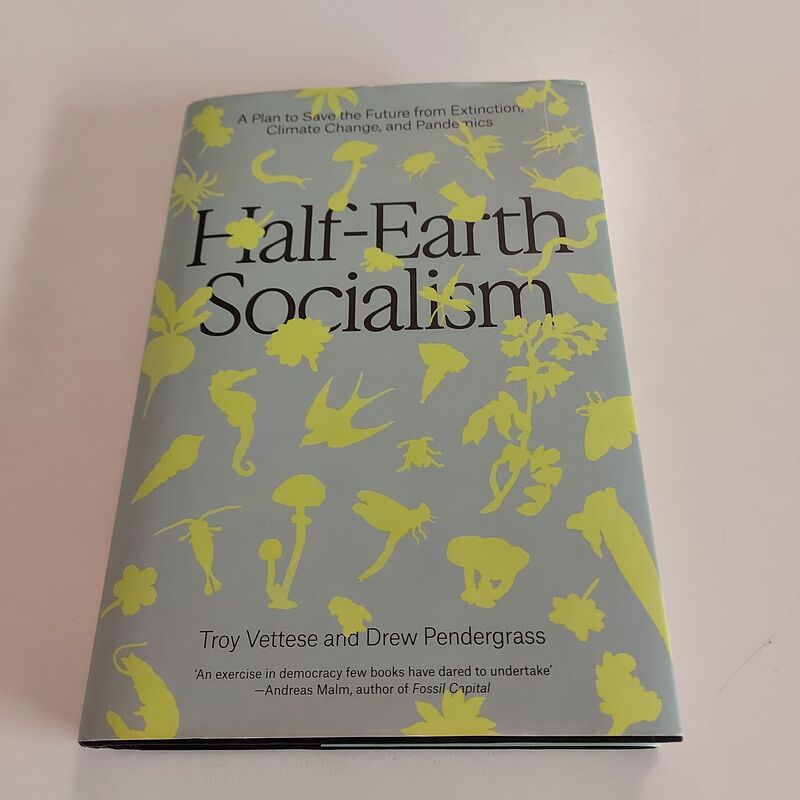 Half-Earth Socialism kirjan kansi, jossa on kuvia erilaisista eliöistä.