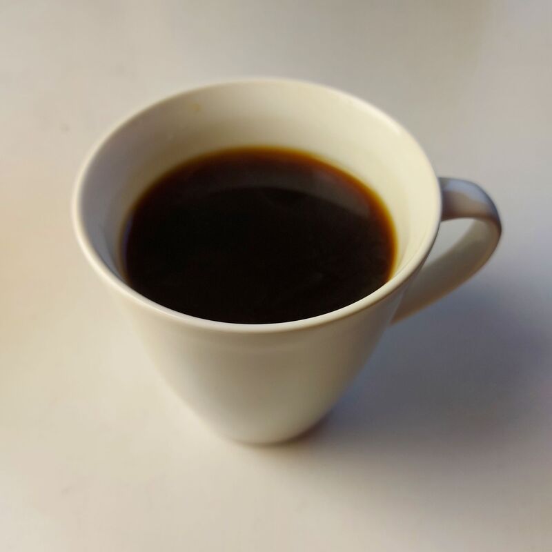 Pentik Anis -kahvikuppi, jossa on mustaa kahvia.