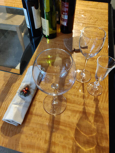 Kolme tyhjää lasia pöydällä.