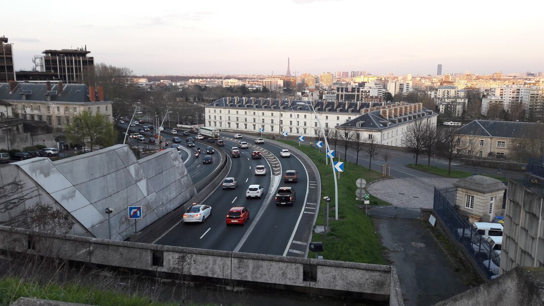 Kuva Pariisin esikaupunkia halkovasta moottoritiestä, jossa on ruuhkaa.