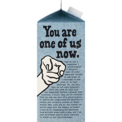 Oatly-kauramaitopakkauksen kyljessä piirrettynä lukijaa osoittava sormi ja teksti: You are one of us now.